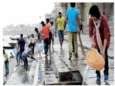 ঘাট সাফাইয়ের জন্য কাশী বাহবা দিচ্ছে এক নাগা-কন্যাকে