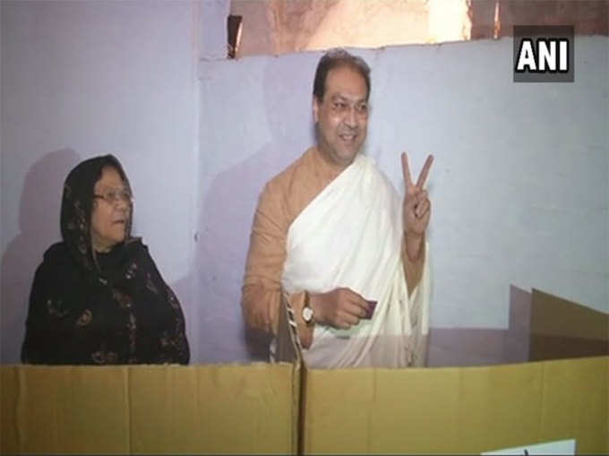 मंत्री मोहसिन रजा ने पत्नी के साथ वोट डाला