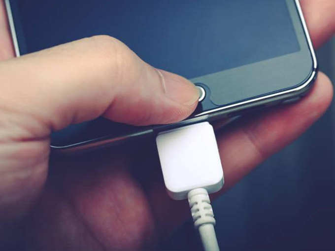 चार्जिंग के समय स्मार्टफोन को इस्तेमाल न करें