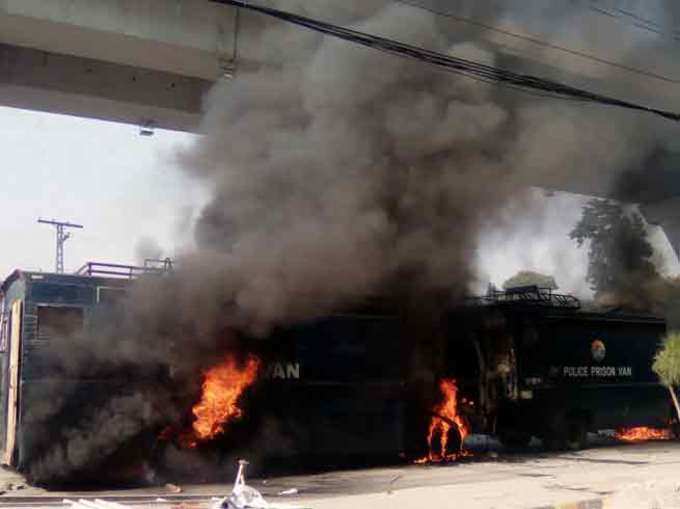 इस्लामाबाद में प्रदर्शनकारियों ने कई वाहनों में आग लगा दी।