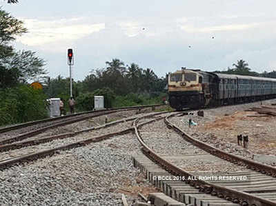 ट्रैक पर लापरवाही, दुर्घटनाग्रस्त होने से बची बॉम्बे जनता मेल ट्रेन