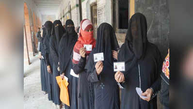 पीएम मोदी के संसदीय क्षेत्र में थर्ड डिविजन मतदान