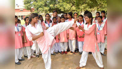 भिवंडी मनपा विद्यालयों की छात्राएं सीख रहीं मार्शल आर्ट