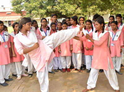 भिवंडी मनपा विद्यालयों की छात्राएं सीख रहीं मार्शल आर्ट