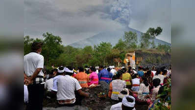 बाली में ज्वालामुखी के गुबार की वजह से एयरपोर्ट बंद, हजारों यात्री फंसे