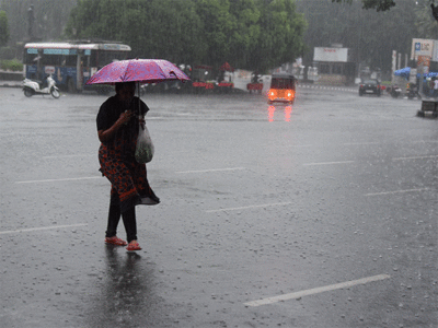 ഓഖി ചുഴലിക്കാറ്റ് ശക്തി പ്രാപിക്കുന്നു: അഞ്ച് മരണം