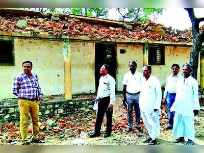 ಶಿಥಿಲ ಶಾಲೆಗೆ ಡಿಡಿಪಿಐ ಭೇಟಿ: ತರಾಟೆ