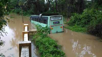 தண்ணீரில் மிதந்து சென்ற தமிழகப் பேருந்து!