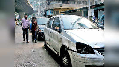 मुंबई की सड़कों के 20 एकड़ पर 7000 बेकार कारों का कब्जा