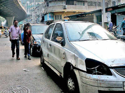 मुंबई की सड़कों के 20 एकड़ पर 7000 बेकार कारों का कब्जा