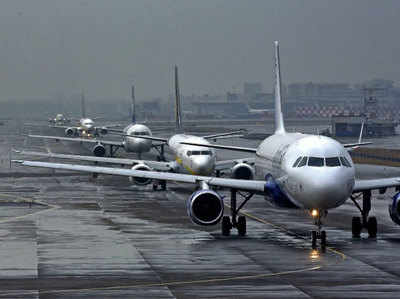 उड़ान में देरी होने पर मुंबई हवाईअड्डे पर यात्रियों ने किया हंगामा