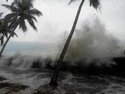 കപ്പലുകള്‍ക്കും ബോട്ടുകള്‍ക്കും അടുക്കാനാവുന്നില്ല; ലക്ഷദ്വീപ് ഒറ്റപ്പെട്ടു