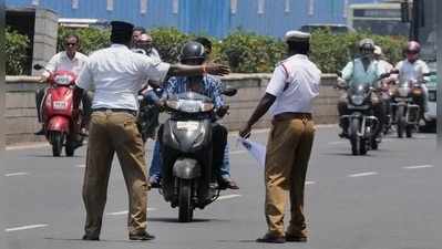 காா் ஓட்டும்போது தலைக்கவசம் அணியவில்லை என்று கூறி காவல்துறை அபராதம்