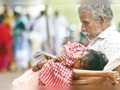 വയ്യാത്ത മകളേയും കൈകളിലേന്തി ലോട്ടറി വിറ്റ് ഒരച്ഛൻ