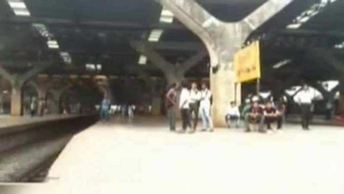 Mumbai: Robber pushes woman off moving train 