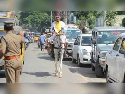 ஆா்.கே.நகாில் நூதன முறையில் மனுதாக்கல் செய்த சுயேட்சைகள்