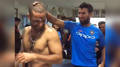 टीम इंडिया ने मनाया शिखर धवन का बर्थडे, पुजारा ने सिर में डाली टमाटर सॉस