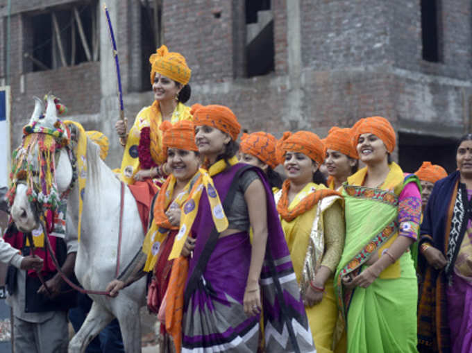 महिला प्रत्याशी के प्रचार का अनोखा अंदाज