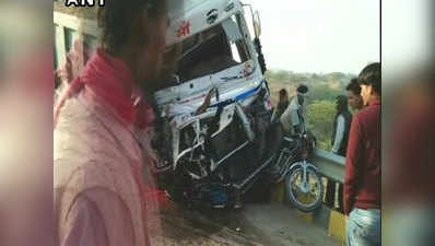 कानपुरः 2 ट्रक आपस में भिड़े, 5 की मौत, 4 गंभीर