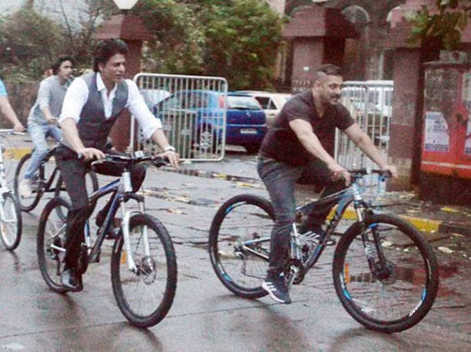 शाहरुख के साथ सलमान ने चलायी साइकल