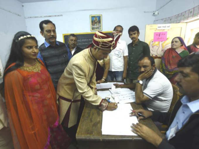सुरेंद्रनगर में भी दूल्हे ने डाला वोट