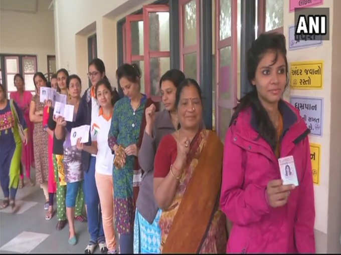 वोटिंग के दौरान पोलिंग बूथ पर दिखी महिलाओं की भीड़