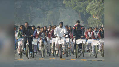डीएम-एसपी छात्राओं के साथ साइकल चलाकर बोले डरें नहीं-सहें नहीं