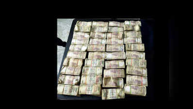 गुजरात में डीआरआई ने जब्त किए 49 करोड़ रुपये के पुराने नोट