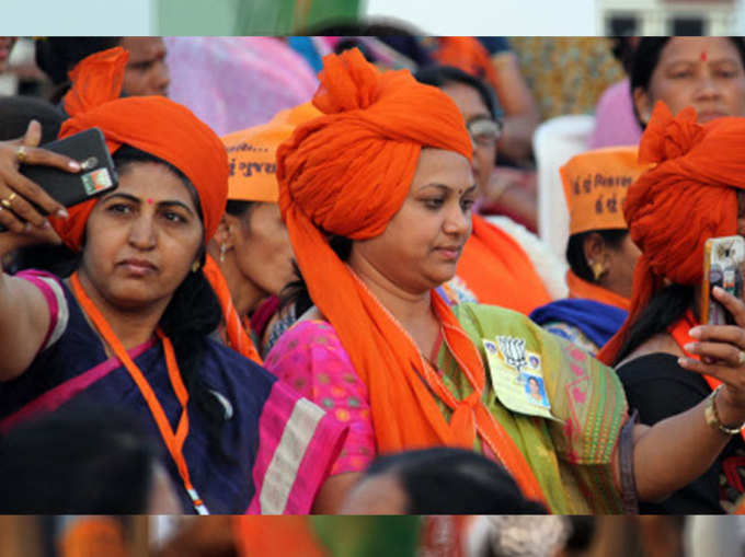 भगवा रंग में रंगी नजर आईं BJP की महिला समर्थक