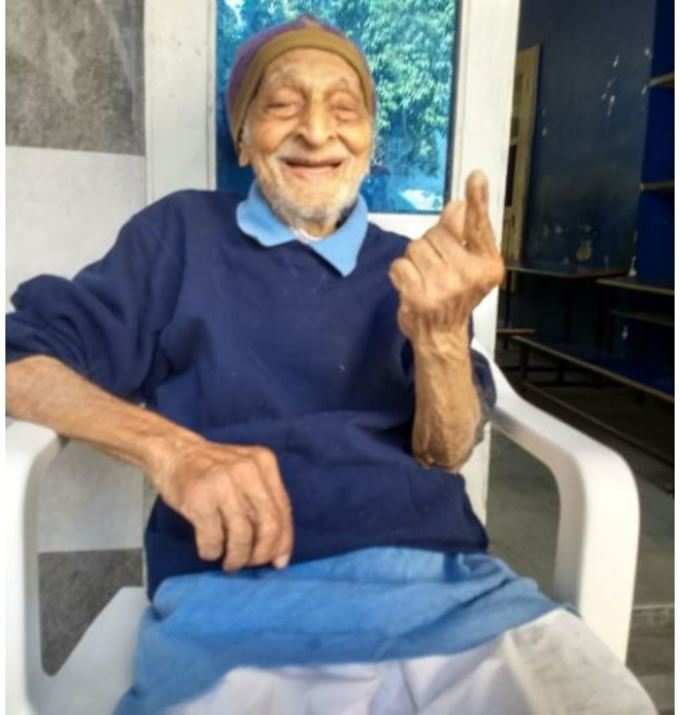 मणिनगर में वोट डालकर खुशी जताते 106 साल के मणिभाई पटेल।