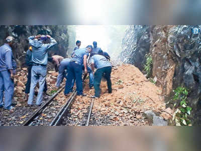 கனமழையால் சரிந்த மண்; நடுக்காட்டில் நின்ற உதகை மலை ரயில்; தவித்த 163 பயணிகள்!