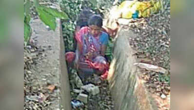 ओडिशा: फिर दिखा अस्पताल का बेरहम चेहरा, महिला ने नाले में दिया बच्ची को जन्म