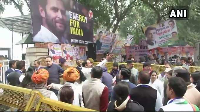 दिल्लीः कांग्रेस मुख्यालय के सामने समर्थकों ने पटाखे जलाने के साथ नारे लगाए।