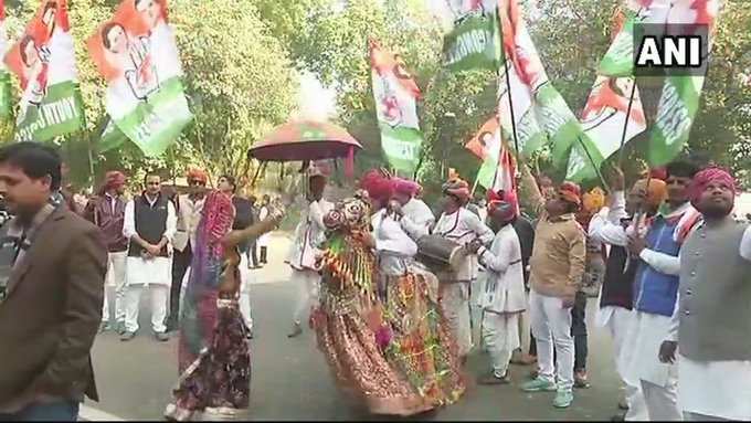 दिल्लीः राहुल गांधी की ताजपोशी के मौके पर उनके आवास के बाहर नृत्य करते समर्थक।