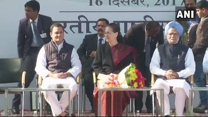 मंच पर मौजूद राहुल गांधी, सोनिया गांधी  और डॉ. मनमोहन सिंह