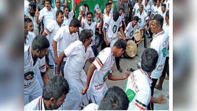 तमिलनाडु : सड़कों पर नाचते हुए AIADMK विधायक ने मांगे वोट
