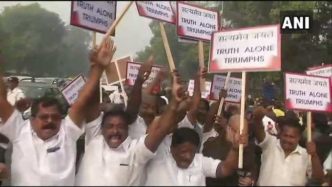 दिल्लीः डीएमके समर्थकों में पटियाला हाउस कोर्ट के बाहर उत्साह
