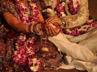 पूर्व डीएम की पोती की शादी पर हिंदू संगठनों का हंगामा