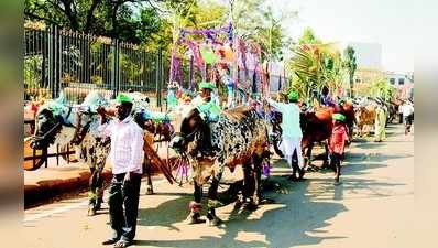 ಡಿಸಿ ಕಚೇರಿ ಎದುರು ಬಂಡಿ ಹೊತ್ತ ಎತ್ತುಗಳ ಮೂಕ ರೋದನ