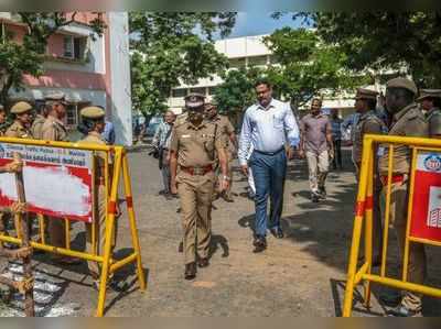 அதிமுக, தினகரன் ஆதரவாளர்களிடையே மோதல்: ஆர்.கே.நகர் வாக்கு எண்ணிக்கை நிறுத்தம்!