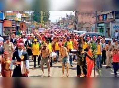 ಗೋಣಿಕೊಪ್ಪಲುವಿನಲ್ಲಿ ಗಮನ ಸೆಳೆದ ಮಂದ್‌ ನಮ್ಮೆ ಮೆರವಣಿಗೆ