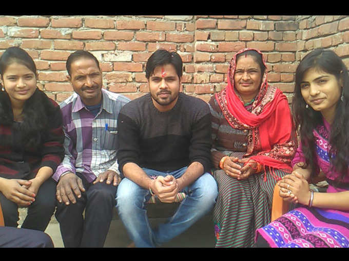 परिवार के साथ कृष्ण गोपाल