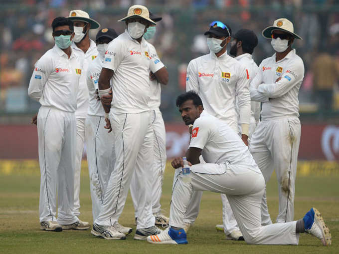 दिल्ली टेस्ट में धुआं