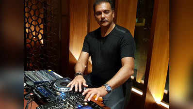 हैपी न्यू इयर पर रवि शास्त्री बने DJ वाले बाबू