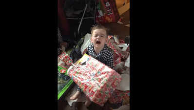 इस बच्चे को मिला क्रिसमस का सबसे डरावना गिफ्ट!