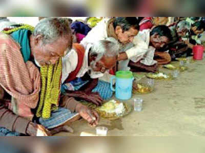 ভিক্ষাজীবীদের চড়ুইভাতিতে বর্ষশুরু ক্লাবের