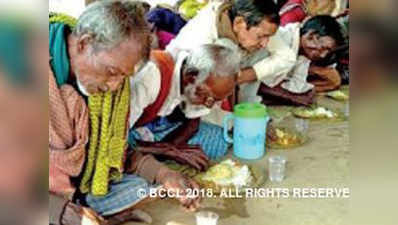 पश्चिम बंगाल: बेसहारा लोगों के साथ पिकनिक कर मनाया नए साल का जश्न