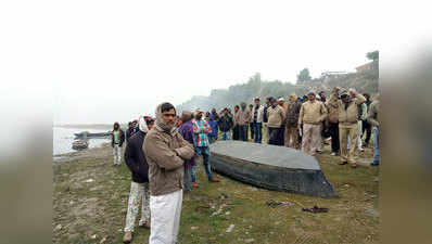 मीरजापुर: नए साल मनाने गए लोगों की नाव गंगा में डूबी, बुजुर्ग लापता