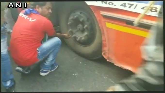 महाराष्ट्ः लाल बहादुर शास्त्री रोड पर प्रदर्शनकारियों ने रोकीं बसें। टायर पंक्चर किए।