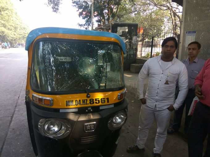 ठाणेः चेंदानी कोलीवाडा इलाके में बसों और ऑटो रिक्शा में तोड़फोड़
